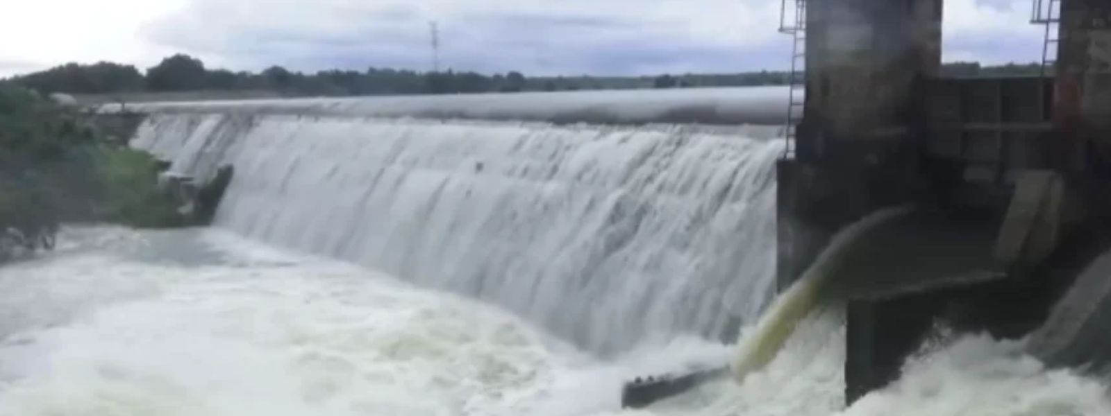 Spill Gates of Deduru Oya Opened